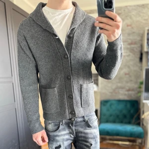 Stickad cardigan - Mycket bra skick, inga defekter! Passar dig som är mellan 170-180cm ungefär. Nypris 4999kr. Modellen är 185 cm, 75kg. Passar bra nu till våren! Skriv för mer information!🤝