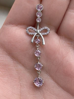 💓NY Oanvänd navelpiercing med rosa stenar i 304 rostfritt stål 💓 - 🔥 ERBJUDANDE: Få 30% rabatt när du köper 2 valfria piercingar! 🔥  Passa på att fynda och uppdatera din smyckessamling 💖 Skicka ett meddelande vid intresse eller frågor!