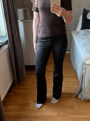 Only svarta kostymbyxor mid waist - Säljer ett par svarta kostymbyxor från Only i storlek XS. Jag är 164 cm lång för referens. De är bootcut och har en mid waist midja. Använda en gång så som nya💗