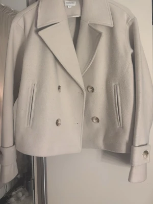 Ljusbeige kort kappa från Kappahl  - Jätte fin beige kappa perfekt till våren, pris går att diskutera.