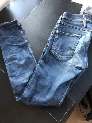 Replay Anbass - Säljer ett par riktigt snygga Replay anbass. Storleken på jeansen är W30, L32. Passar XS/S/M. Perfekta till vardagslooken och passar till det mesta. Litet slitage på bakficka, inget som påverkar användning. Säljs för 249kr pga att jag inte får användning av dem och nypris är 1500-1800!☺️