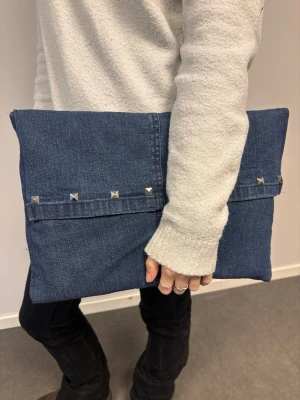Datorfodral 💙 - Blått datorfodral av återvunna jeans med filt och silke inuti, silvriga nitar och magnetisk knapp!💙 Fodralet är ca 37x27 cm🌟
