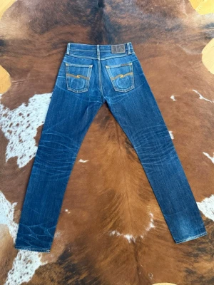 Nudie SteadyEddie selvage - Tjena! Säljer dessa riktigt snygga Nudies i modellen SteadyEddie I DrySelvage, fint skick med snygga fades, W28/L34, hör av dig vid funderingar!🙌