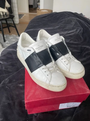 Valentino Open Svarta - Modell: Valentino Open Svarta | Skick: 6/10 | Storlek: 36 | Pris: 2199kr | Tillbehör: Boxen för de priset jag begär | Använda och lite smutsiga men allmänt fint skick! | Fler frågor? Hör av dig isåfall!