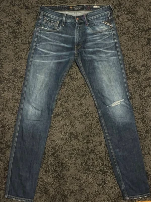 Replay Jeans Fc Barcelona - Tjena! Säljer nu ett par skitfeta och unika Replay x Fc Barcelona jeans. Modellen är slimfit och storleken är 32/34 men jag skulle säga att dem är något kortare än så i längden och något mindre i midja, min uppskattning skulle vara ca 31/33. Dem har en snygg tvätt och kostar cirka 2000 nya, jag säljer dem för endast 449. Kom gärna med frågor och priset är ej hugget i sten!