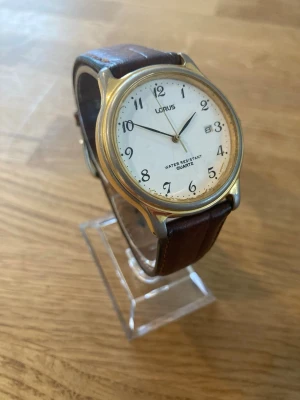 1990 Seiko Lorus 37mm Herrur - Säljer en snygg vintage herrklocka från japanska Lorus (Seiko) i fint skick enligt bilder. Fungerar bra, äkta läderarmband, vattentät, japanskt urverk osv. Behöver bara nytt batteri. V732-0A90  Begagnat värde: 700+ SEK Mitt pris: 489 SEK  Skickas alltid snabbt och spårbart. Skriv vid frågor och se gärna mina andra annonser!   GRATIS: För betalande kunder erbjuder jag personlig experthjälp för dig att göra nya fynd (nytt & begagnat). Fråga för mer info!