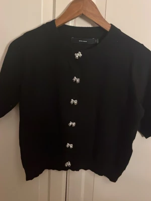 Svart kofta  - Säljer denna fina svarta kofta med silverknappar ifrån Vero Moda i stl L men är liten i stl