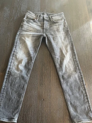 Svart/grå jeans från jack and jones  - Hej, säljer nu ett par jättefina jack and jones jeans i modellen tapered/mike i storlek w29 l30. Jeansen är i princip i nyskick då dem är sparsamt använda. Mitt pris 250 nypris ca 899kr. Bara att höra av dig vid minsta fundering🤝