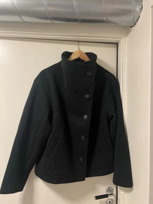 Kappa  - Lager 157 kappa med hög krage och knappar, använd max 2 gånger 