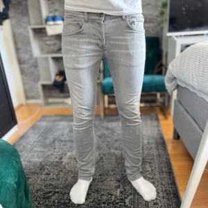 Dondup george jeans  - Mycket fint skick, inga defekter. Stretch material. Nypris ca 3500kr. Storlek W29. Modellen är 185 cm, 80kg. Skriv för mer information!🤝