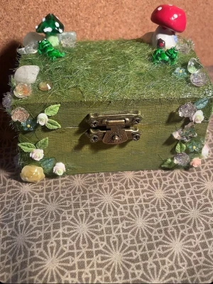 Trinket trä låda dekorerad med mix pärl och kristall mix  - Handgjord liten trälåda av mig med pärlmixinnuti fylld med kristaller, glaspärlor, akrylpärlor, berlocker och miniatyr i skogstema.