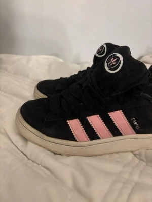 Svarta adidas campus 00s - Säljer dessa adidas campusen i storlek 38 2/3. De är i ett bra skick förutom att de har slitage i hälarna, är lite smutsiga och inte lika mjuk mocka som när de är nyköpta. Pris går att diskutera💞