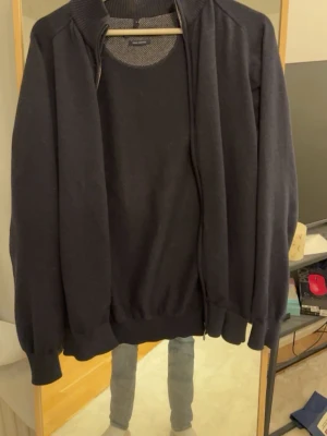 Mörkblå ziptröja från Casa Moda - Tvärsfet zip tröja från Casa Moda nypris runt 1500