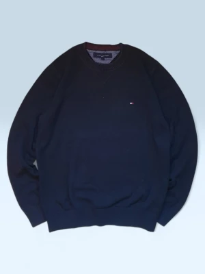 Mörkblå stickad tröja Tommy Hilfiger - Klassisk mörkblå stickad tröja från Tommy Hilfiger med rund halsringning och diskret logga broderad på bröstet. Tröjan har ribbade muddar vid ärmslut och nederkant, perfekt för en stilren och enkel look. skriv om du vill ha mer specifika bilder 2