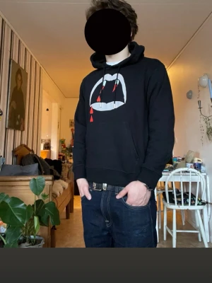ysl "bloodluster" hoodie - Ruggigt snygg ysl hoodie, storlek S. Modellen är ca 173 och väger runt 70. Skriv vid fler frågor!