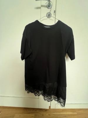 Svart t-shirt med spetskant - Endast använd en gång!!