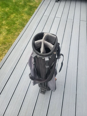 Cobra junior bag - Jag säljer en junior Cobra bag ca 83.5 cm hög kom gärna med prisförslag. Det finns också att köpa 7 och 9 järn bagen 300 med klubborna 500