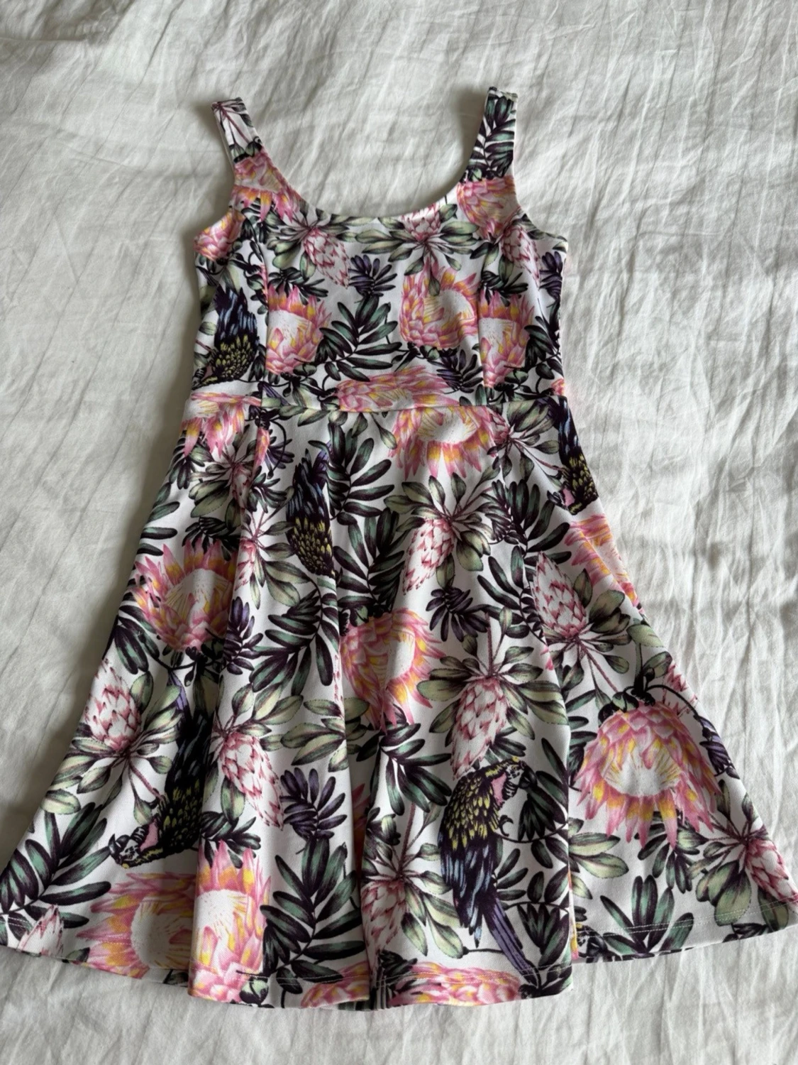 Blommig sommarklänning med axelband