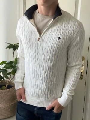 Morris tröja quarter zip  - Morris tröja quarter zip 100% prima cotton , Inga defekter förutom en fläck på framsidan som ni ser, har ej provat ta bort den! Modellen i bilderna är 180 cm 75 kg och bär Storlek L , Kom med frågor! 🌟 (Kan gå ned i pris vid köp av paket 😉) 