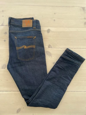 Mörkblå jeans från Nudie Jeans - ✅HELT OANVÄNDA✅ Säljer ett par mörkblå jeans från Nudie Jeans i storlek 31/32 i modellen Lean Dean, materialet är Dry (liknar seldvedge). Pris kan diskuteras vid snabb affär! Skriv vid frågor😁