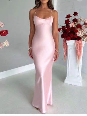 Babyboo balklänning - Köpt från hemsidan Babyboo och är helt oanvänd. Säljer den då den är för stor för mig. Sista bilden är en likadan klänning fast i storlek xs