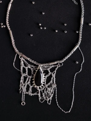 Handgjort halsband med agat -  “Himlens öga” halsband  Tankar födda i nattens omfamning. Detta unika smycke kombinerar djup, lätthet och elegans. Mittpunkten är en handvirkad abstrakt detalj, dekorerad med en hängande agat som symboliserar nattens lugn och djup. En unik design i ett enda exemplar. ◾️ Justerbar längd: ~40–45 cm. Material-rostfritt stål  Perfekt för dig som söker en unik, något mystisk men samtidigt elegant detalj.