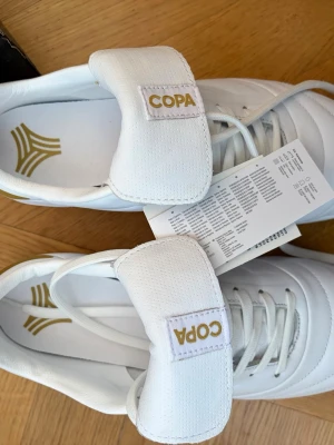 Adidas Copa vital skor - Säljer ett par vita Adidas Copa skor inspirerade av Copa fotbolls skor