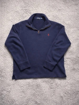 Marinblå quarter zip från Ralph Lauren - Säljer denna quater zip från Ralph lauren i strl M, några frågor så är det bara att skriva