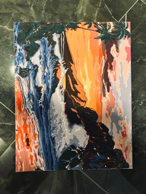 Färgstark målning med vattenfall - Unik målning på papper som föreställer ett dramatiskt vattenfall i blå, orange och bruna toner. Abstrakta former och starka kontraster ger en levande känsla. Perfekt som dekoration för att liva upp ett rum.50x40