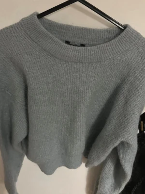 Stickad tröja  - Blå Cropped/kort stickad tröja storlek S men mer som Xs