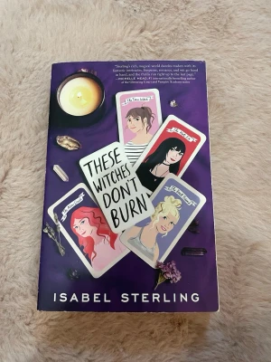 These witches don’t burn - YA fantasy bok av Isabel Sterling som passar bra för tonåringar  På engelska Omslaget har tappat lite färg på kanterna (se bild) men annars väldigt bra skick! 💜