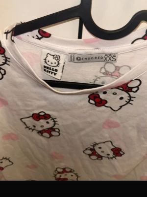Hello Kitty pyjamaströja XXS - Supersöt långärmad pyjamaströja från Hello Kitty i vitt med rosa hjärtan och Hello Kitty-tryck över hela. Rund halsringning och mjukt material. XXS sitter lite tajt på mig som vanligtvis har S/M, så den kan även passa XS/S❣️
