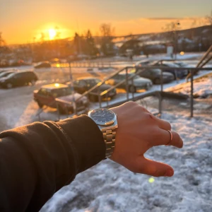  silverklocka - Stilig silver klocka. Passar alla stilar. Klockan funkar och går rätt 