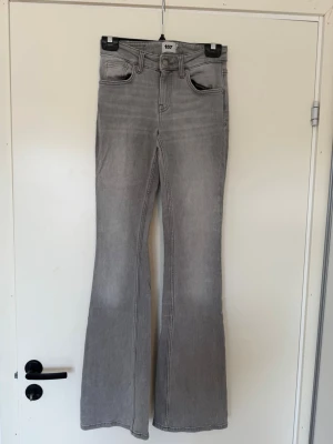Grå utsvängda jeans från lager 157 - grå jeans med utsvängda ben från lager 157. Använda men i fint skick.