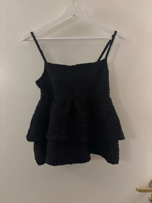 Svart volang topp - Svart bolag topp från Gina. Hör av dig om du har några frågor! 💗🫶🏼