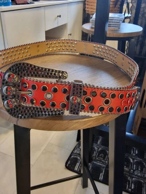 Skärp rhinestone - Skärp punk. Röd Rhinestone. PU läder. 112 cm längd. Bredd 3,8 cm.