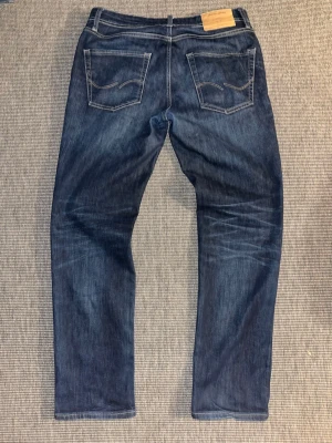 Jack and Jones jeans  - Snygga Jack and Jones jeans i storlek 30/32. Jeansen har en snygg tvätt med en snus fade på vänster fram ficka. Priset kan diskuteras!!!