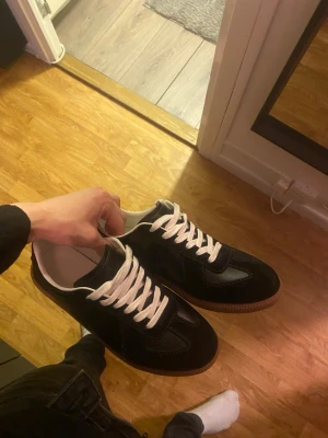 Svarta sneakers med vit sula - Nya gats svarta storlek 43 