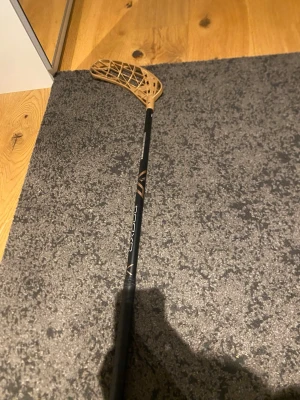 Oxdog innebandy klubba  - Säljer denna Oxdog klubba den är nästan helt oanvänd man kan se att bladet är lite den har inga defekter annars skriv gärna vid intresse man kan tyvärr bara köpa via PostNord för klubban går inte in i instabox lådorna 