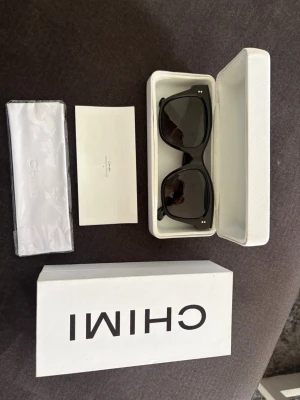 Svarta CHIMI solglasögon  - Snygga svarta solglasögon från CHIMI med breda bågar och fyrkantig form. Kommer med originaletui, putsduk och låda. Perfekta för dig som vill ha en clean och modern look. Klassisk design som passar till det mesta. Det är modellen 07 i svart! 🌸💕priser går självklart att diskutera 