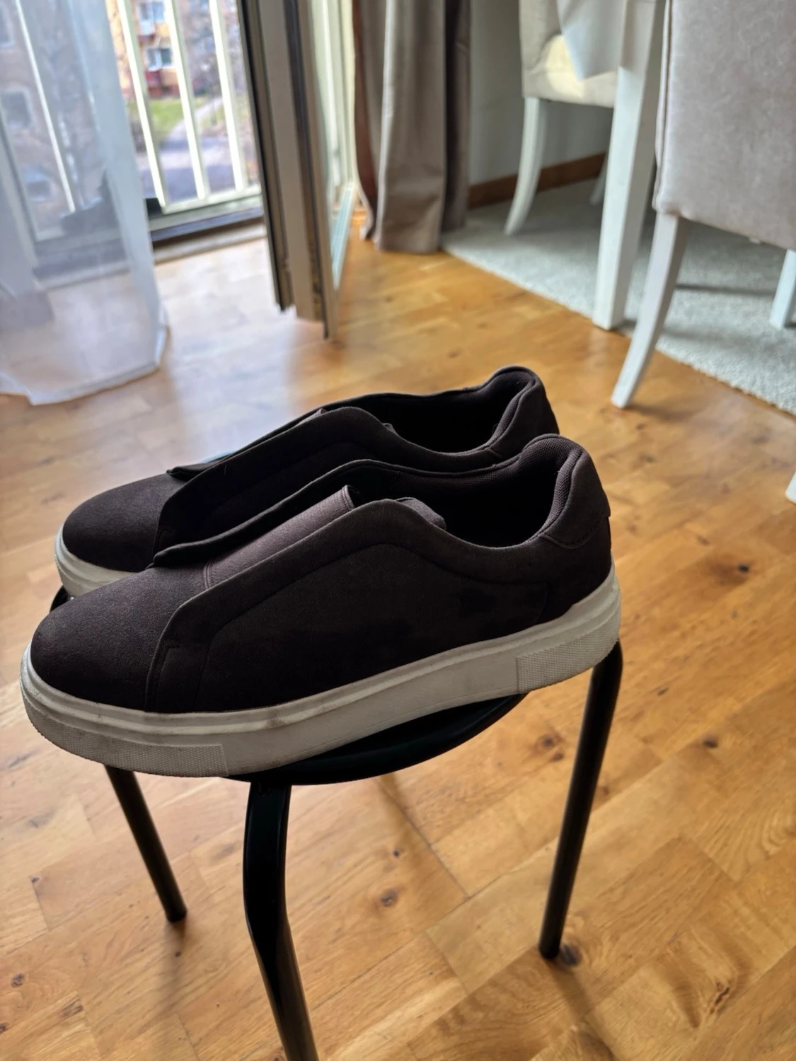 Bruna slip-on sneakers med vit sula - 1