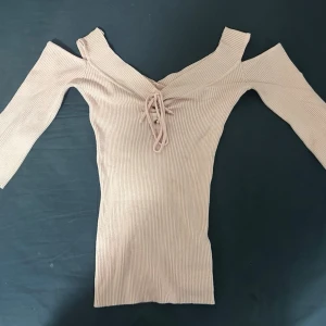 Beige ribbad offshoulder topp - Beige ribbad topp med offshoulder-design och snörning framtill