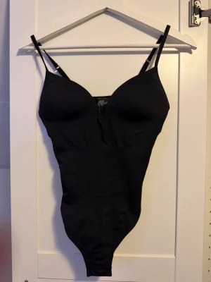 Viral hm body  - Säljer nu min hm body som inte kommit till användning. Inga defekter eller tecken på användning, den är nästan som ny