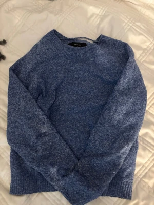 Blå stickad tröja från vero Moda - Säljer denna tröjan då den inte kommer till använd längre. Väldigt bra skick men smått nopprig som knappt syns. Pris går att diskutera💞