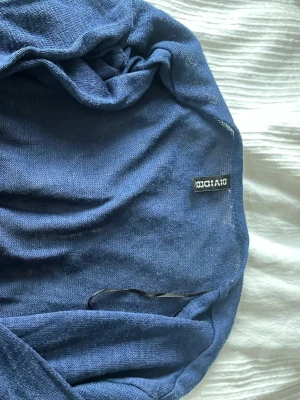 Mörkblå morgonrock från Divided - Mysig mörkblå morgonrock från Divided med knytskärp i midjan och långa ärmar. Perfekt för att chilla hemma och hålla sig varm. Tunt och mjukt material som känns skönt mot huden. Passar M