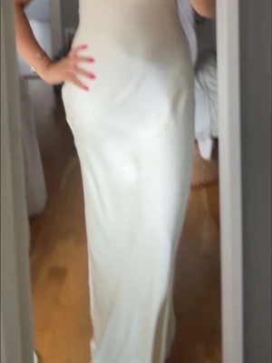 Gul balklänning - Super fin bal klänning från forever new, som inte säljs längre💖 passar mig som är 170 och kommer med sjal💗💗