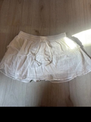 Vit kjol  - Använd några gånger. Från Gina Young i strl 158-164