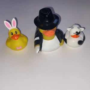 Tre roliga badankor i olika stilar - Tre stycken badankor. Den stora föreställer Michael Jackson och köptes på Barcelona Duck Store och säljs nu för 110kr. Den lilla med rosett och kaninöron köptes i Barcelona på Ale Hop och kostar lika mycket som den lilla som ser ut som en ko 🐄 som jag köpte på samma ställe och var och en kostar de 30kr. Vi kan komma överens om ett pris för alla om det är önskat. 🫧. Jag har inte badat med dem.