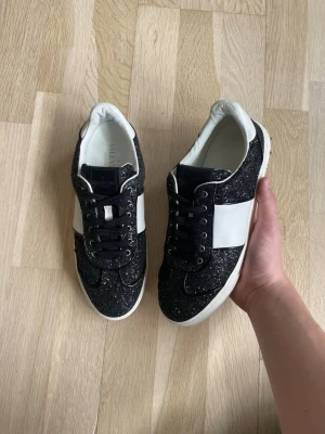 Valentino flycrew glittriga - Valentino flycrew svarta glittriga skor. Endast testade en gång. Alla nitar kvar och Box,dustbags mm medföljer. Size 38. Hör gärna av er vid intresse!
