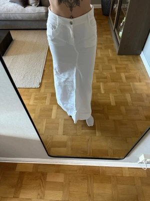 Vit lång jeanskjol från Nelly - Snygg vit rak lång jeanskjol med raka ben och hög midja. Använd ett fåtal gånger. Jag är 168cm
